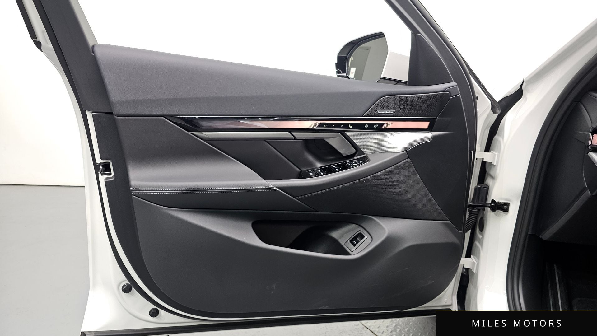 BMW 5 Series (G60) 2026 — миниатюра 14