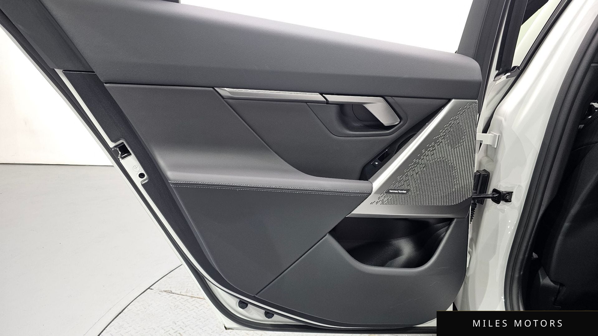 BMW 5 Series (G60) 2026 — миниатюра 15