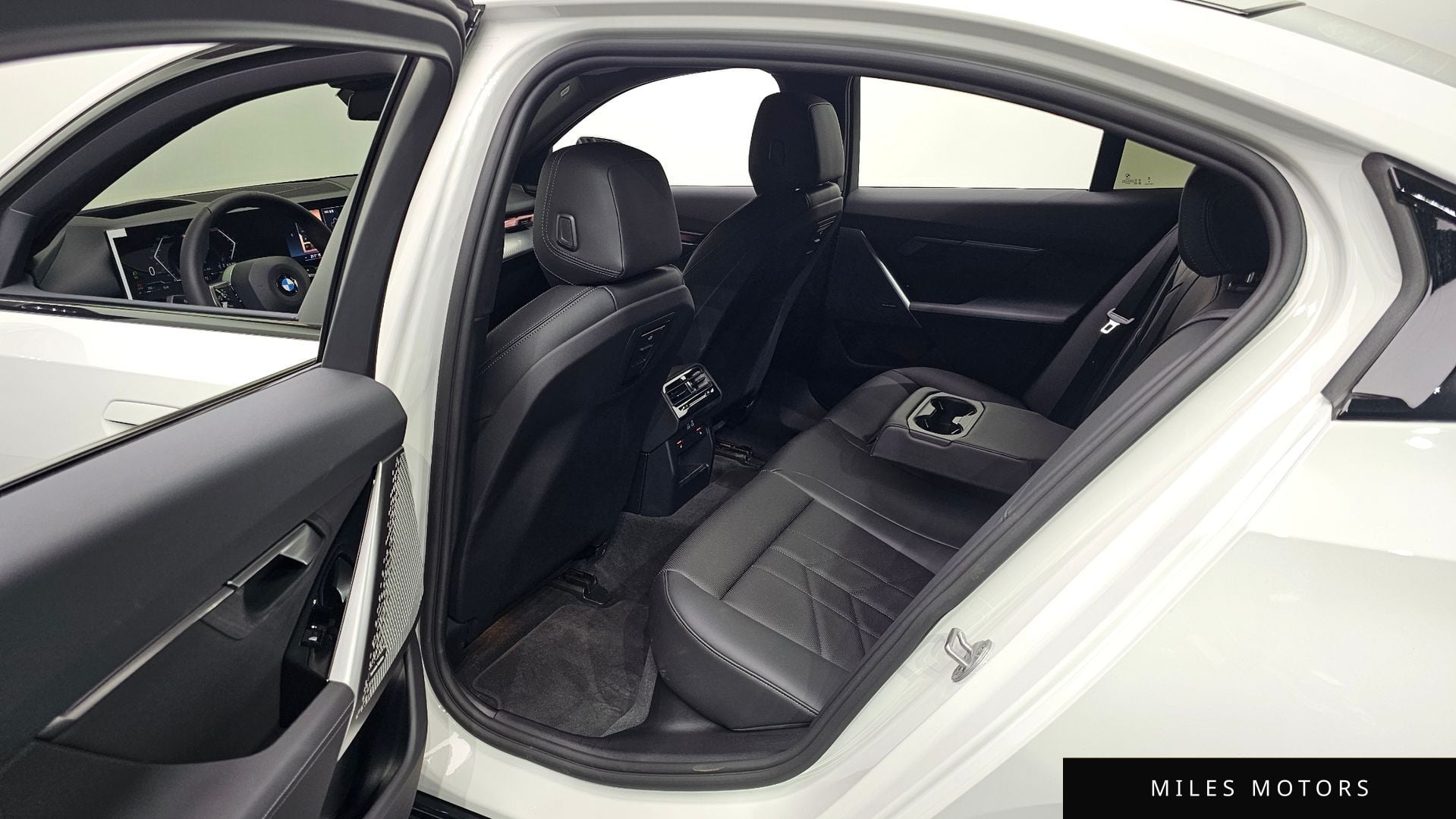 BMW 5 Series (G60) 2026 — миниатюра 16