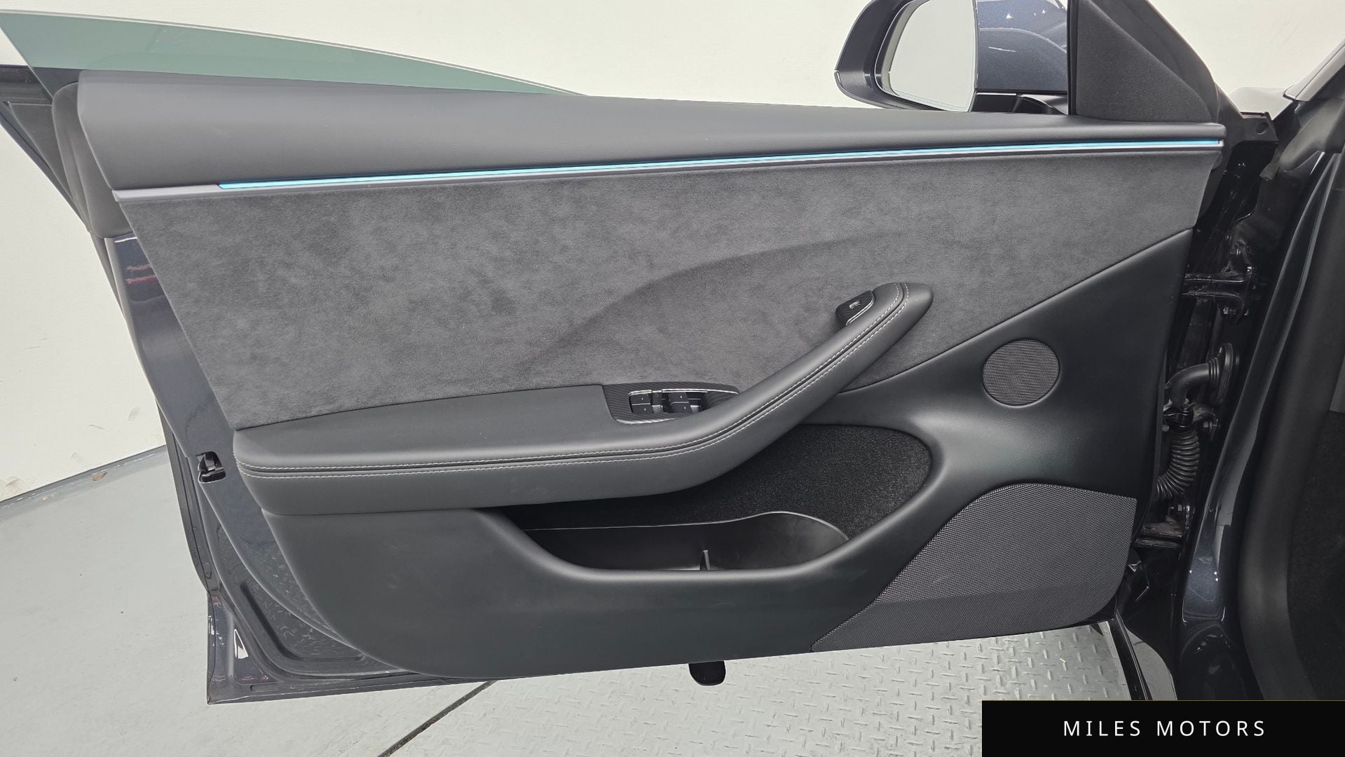 Tesla Model 3 2025 — миниатюра 32