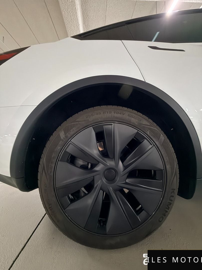 Tesla 모델 Y 2024 — миниатюра 6