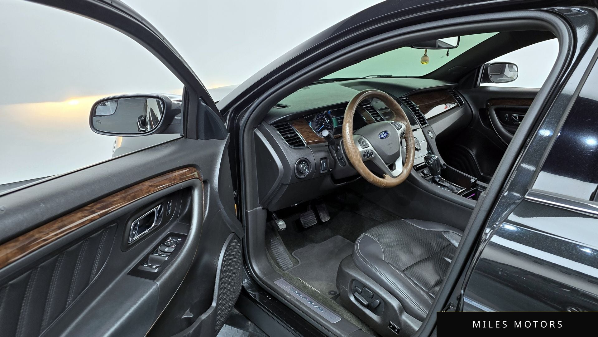 Ford Taurus 2015 — миниатюра 10