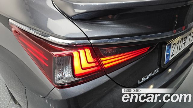 Лексус ES300h 2022 — миниатюра 9