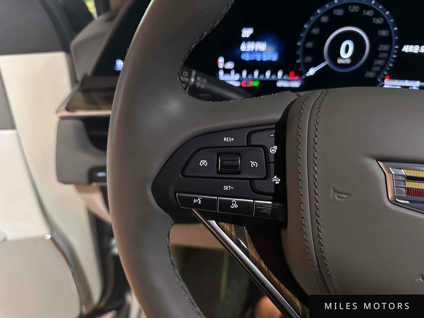 Cadillac Escalade 2023 — миниатюра 12