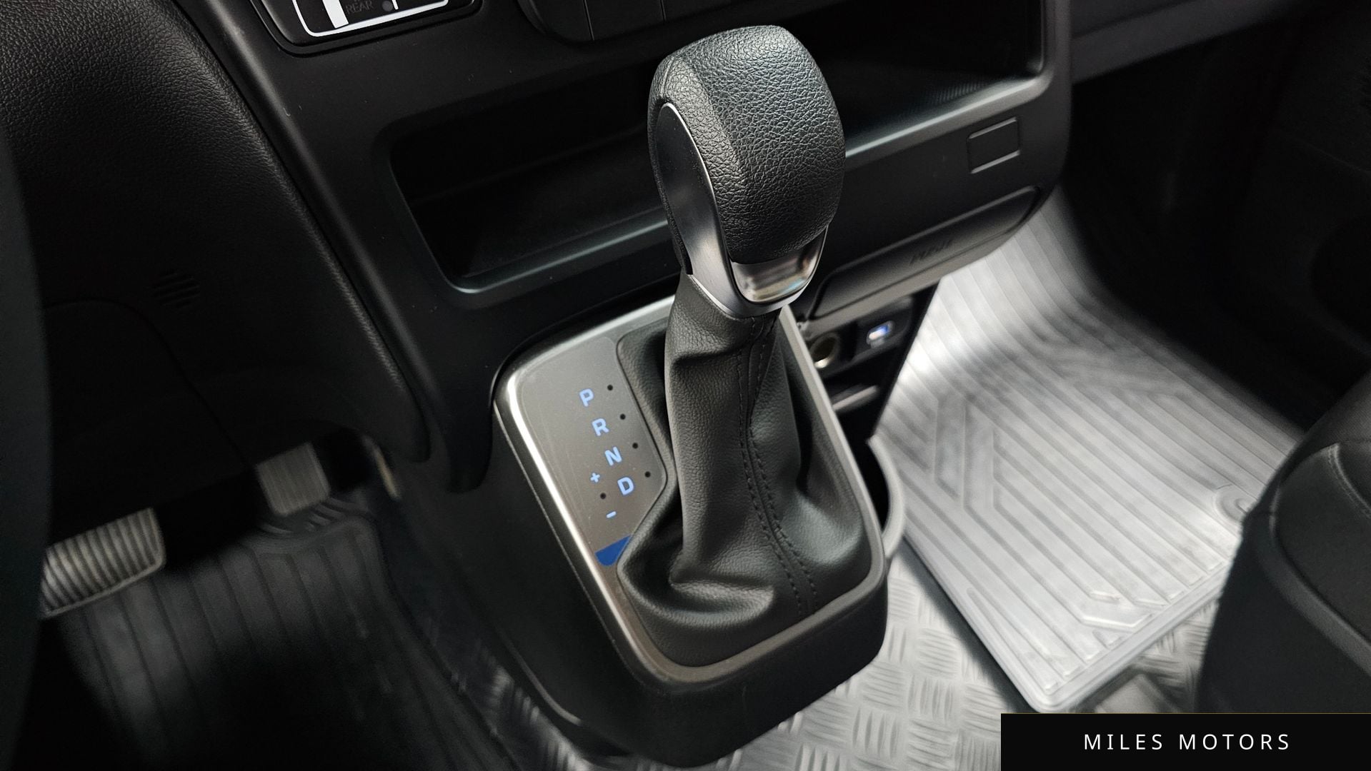 Hyundai Staria 2025 — миниатюра 12