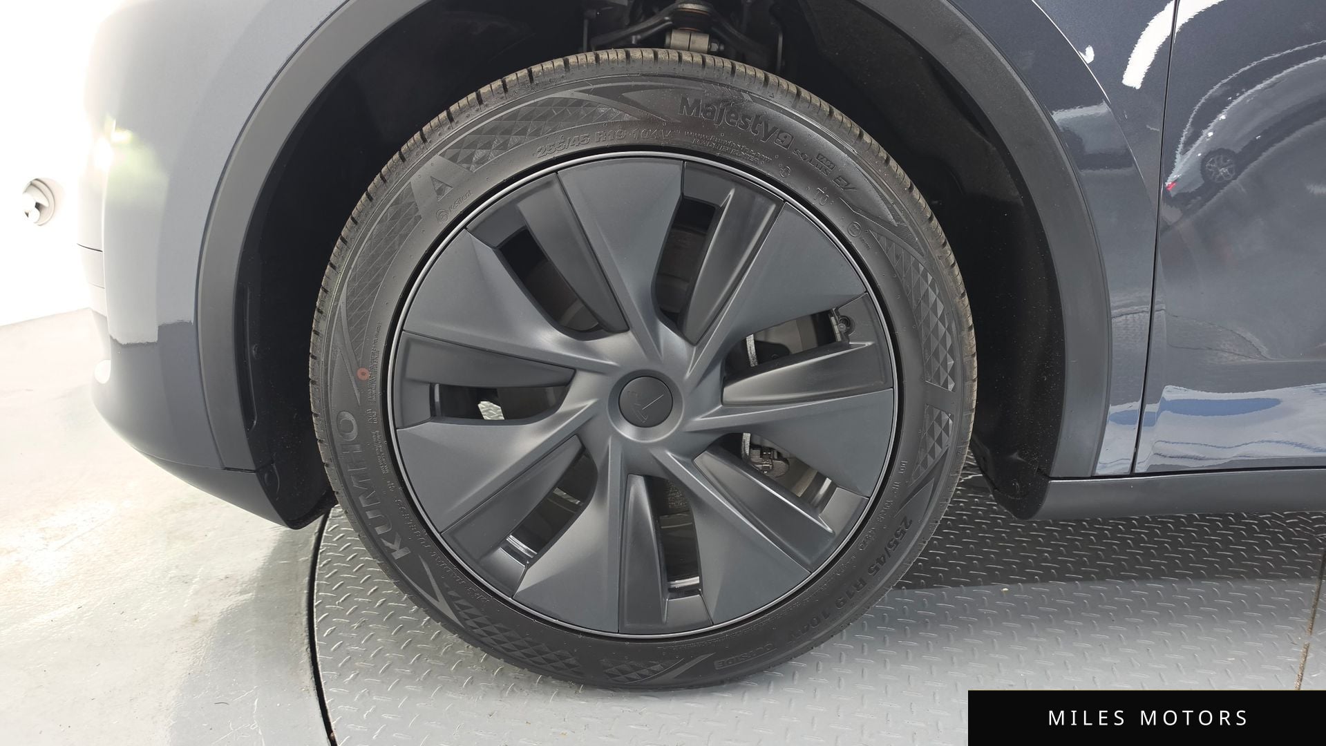 Tesla 모델 Y 2025 — миниатюра 5