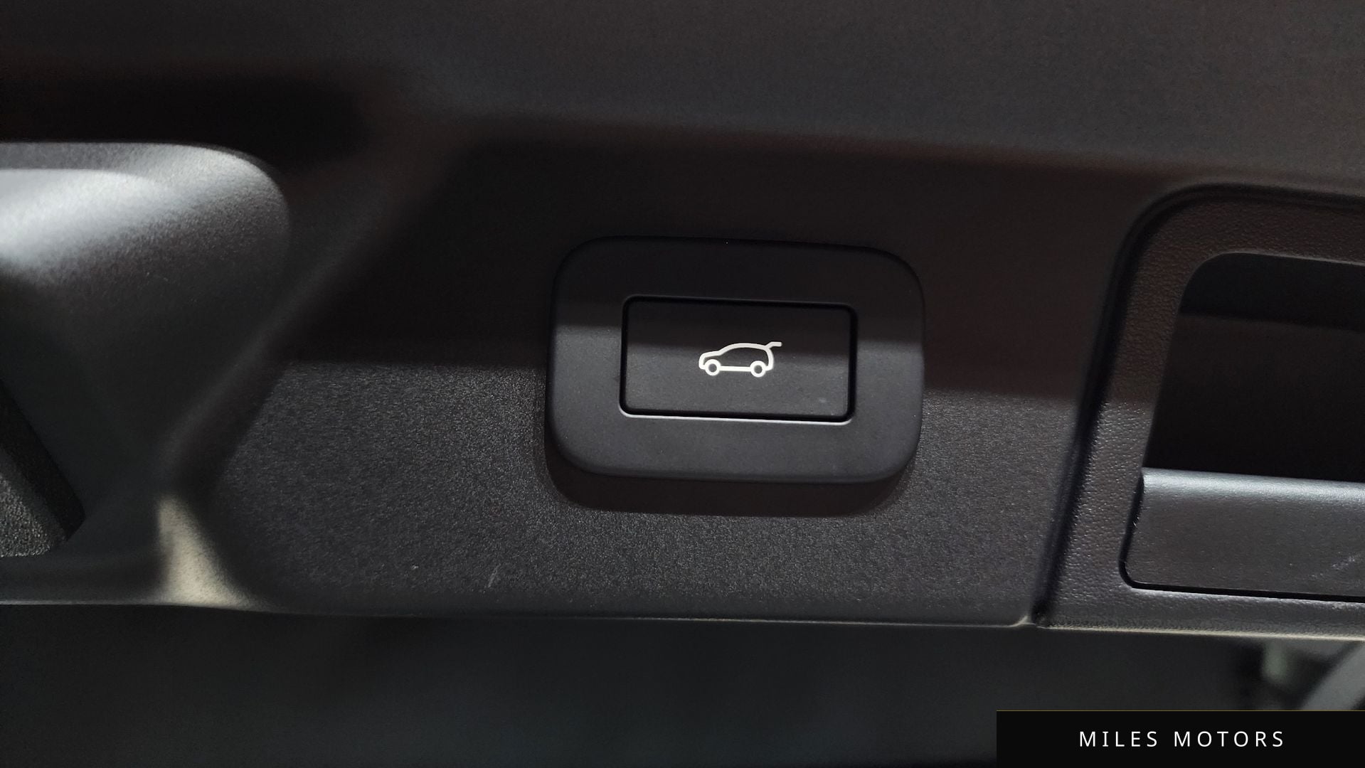 Land Rover 레인지로버 벨라 2026 — миниатюра 26