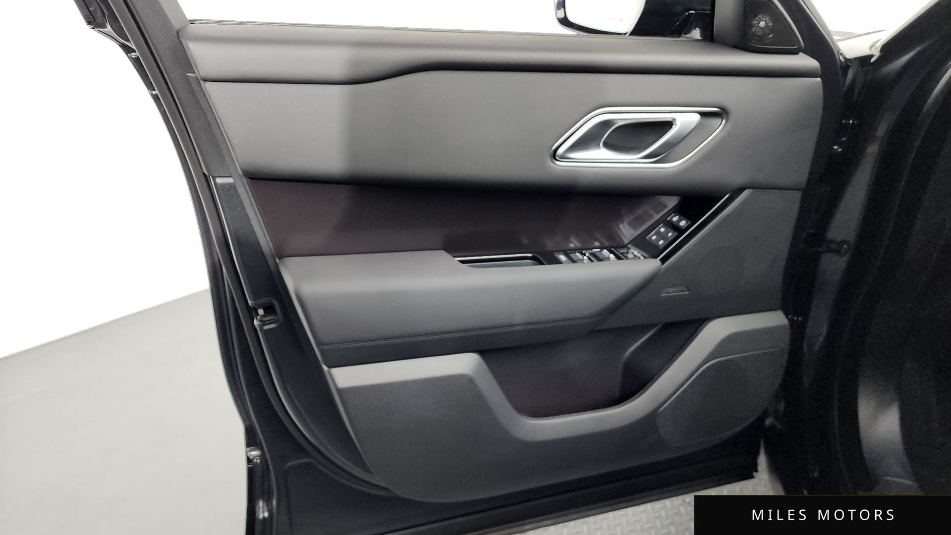Land Rover 레인지로버 벨라 2026 — миниатюра 13