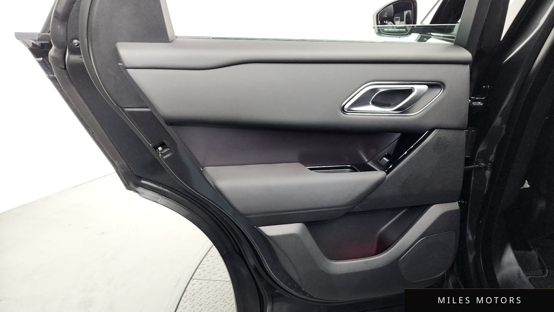 Land Rover 레인지로버 벨라 2026 — миниатюра 14