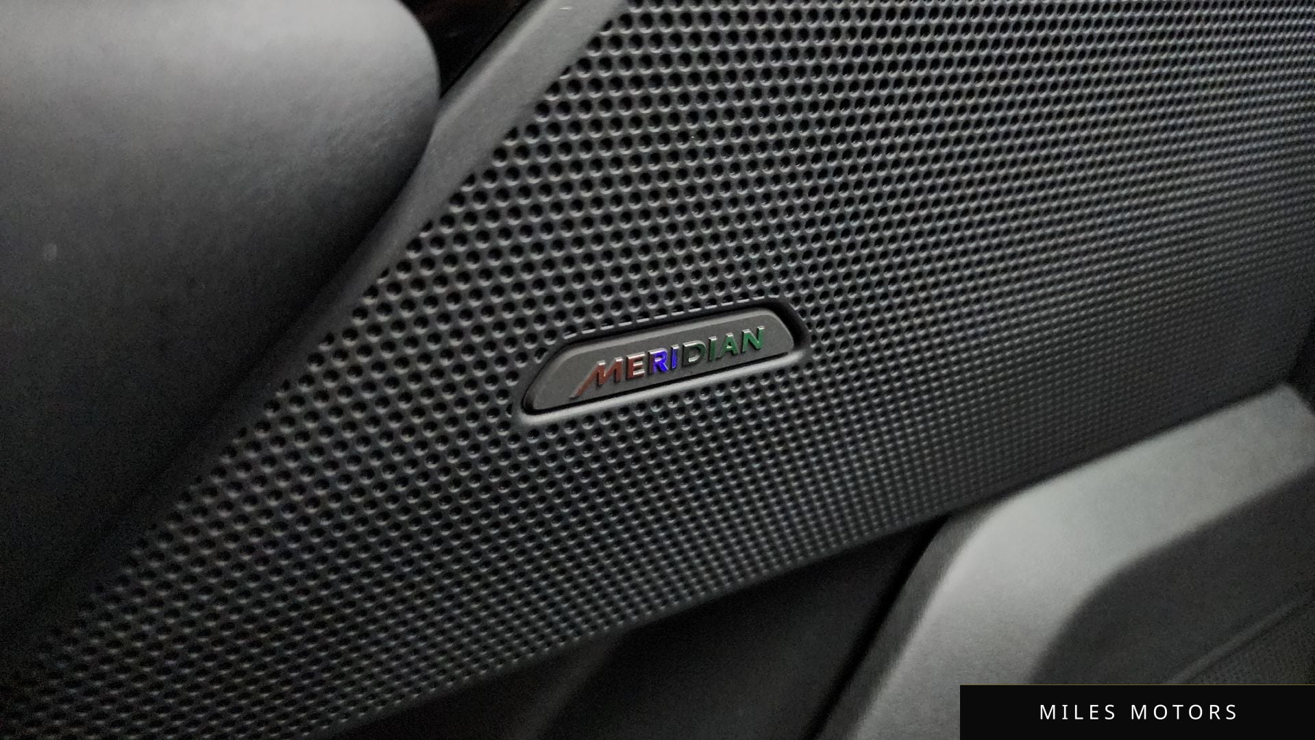 Land Rover 레인지로버 벨라 2026 — миниатюра 37