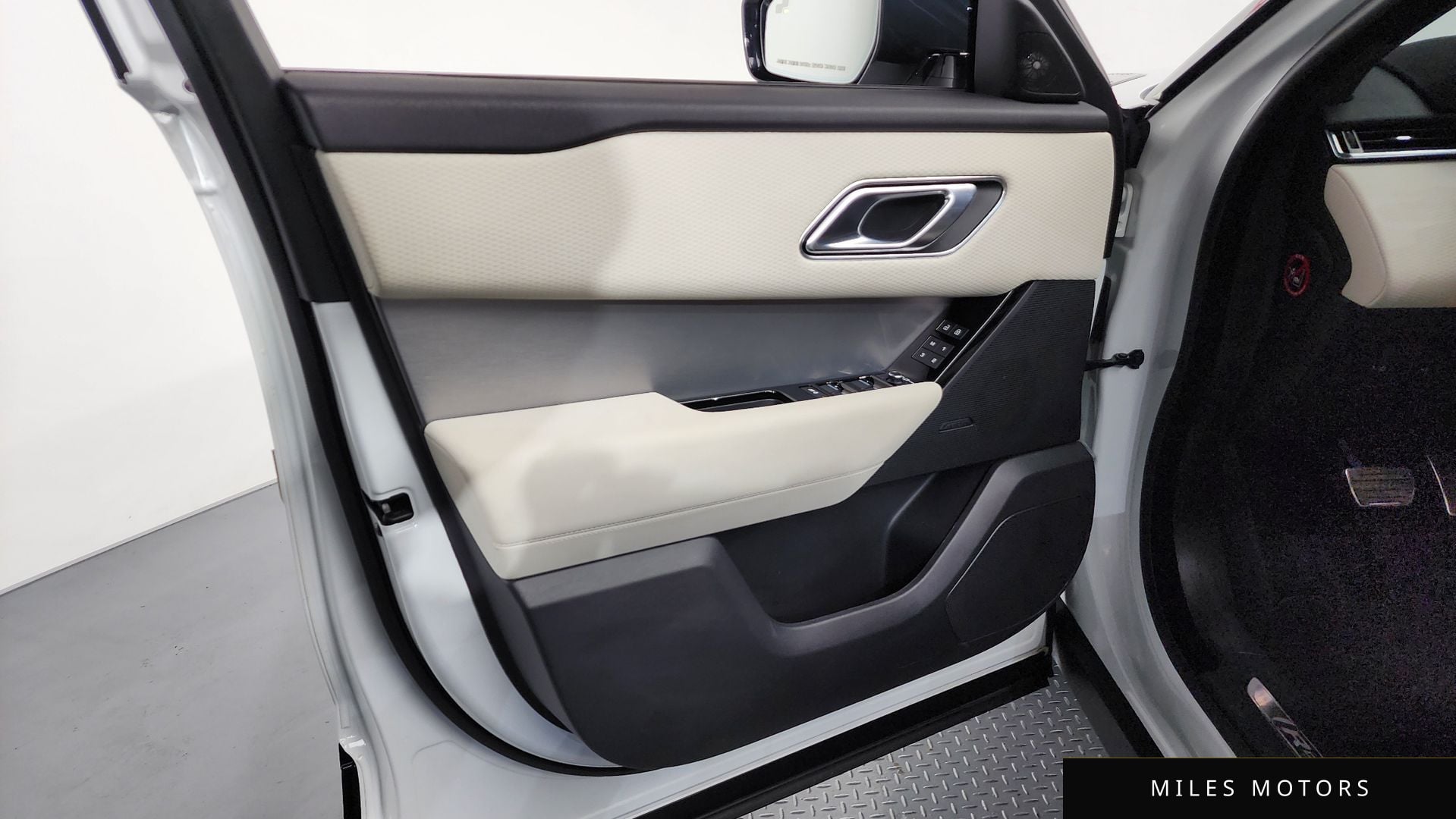 Land Rover 레인지로버 벨라 2022 — миниатюра 13