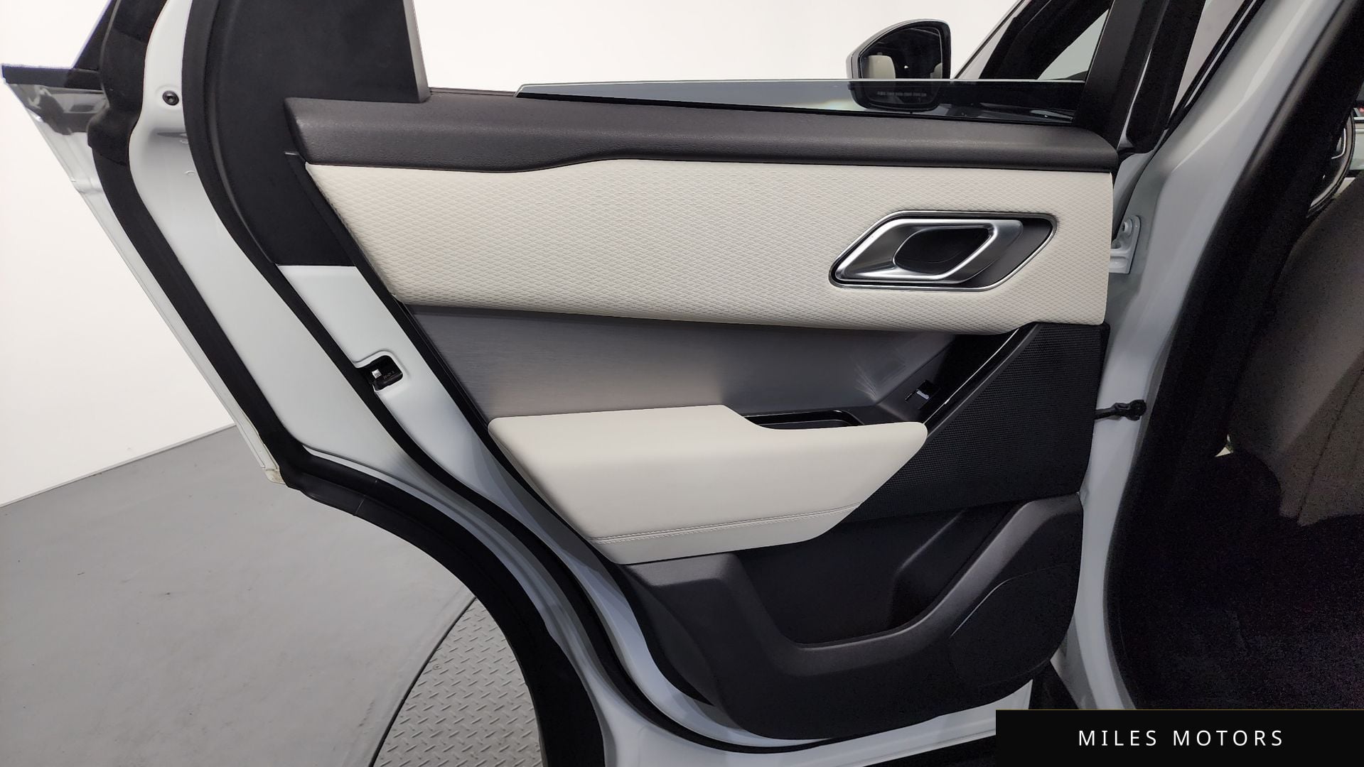 Land Rover 레인지로버 벨라 2022 — миниатюра 14