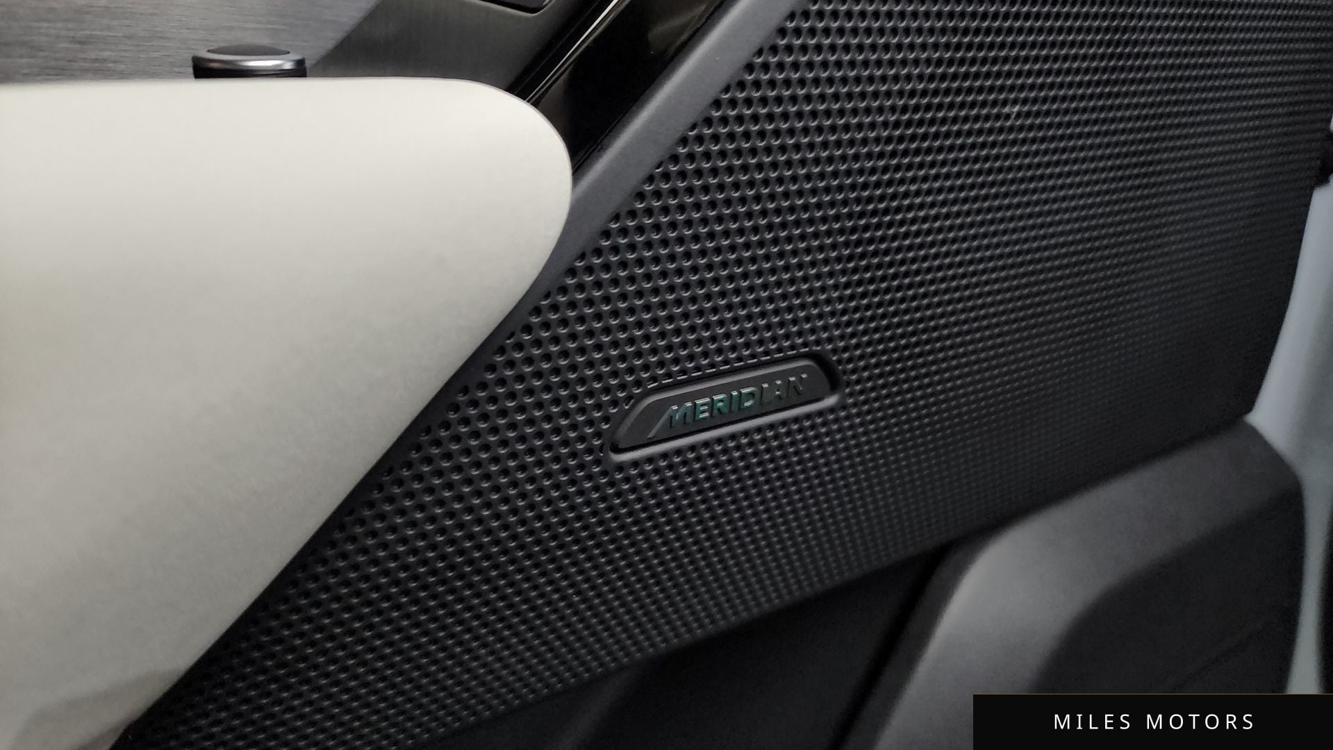 Land Rover 레인지로버 벨라 2022 — миниатюра 34