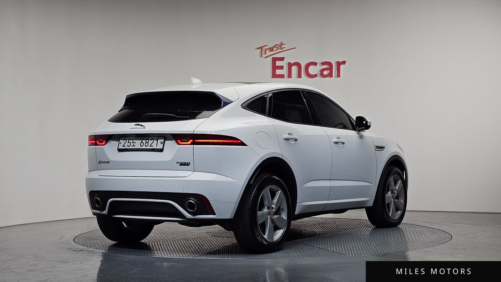 Jaguar E-PACE 2018 — миниатюра 2