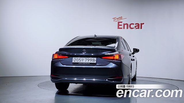 Лексус ES300h 2023 — миниатюра 3