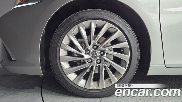Лексус ES300h 2025 — миниатюра 5
