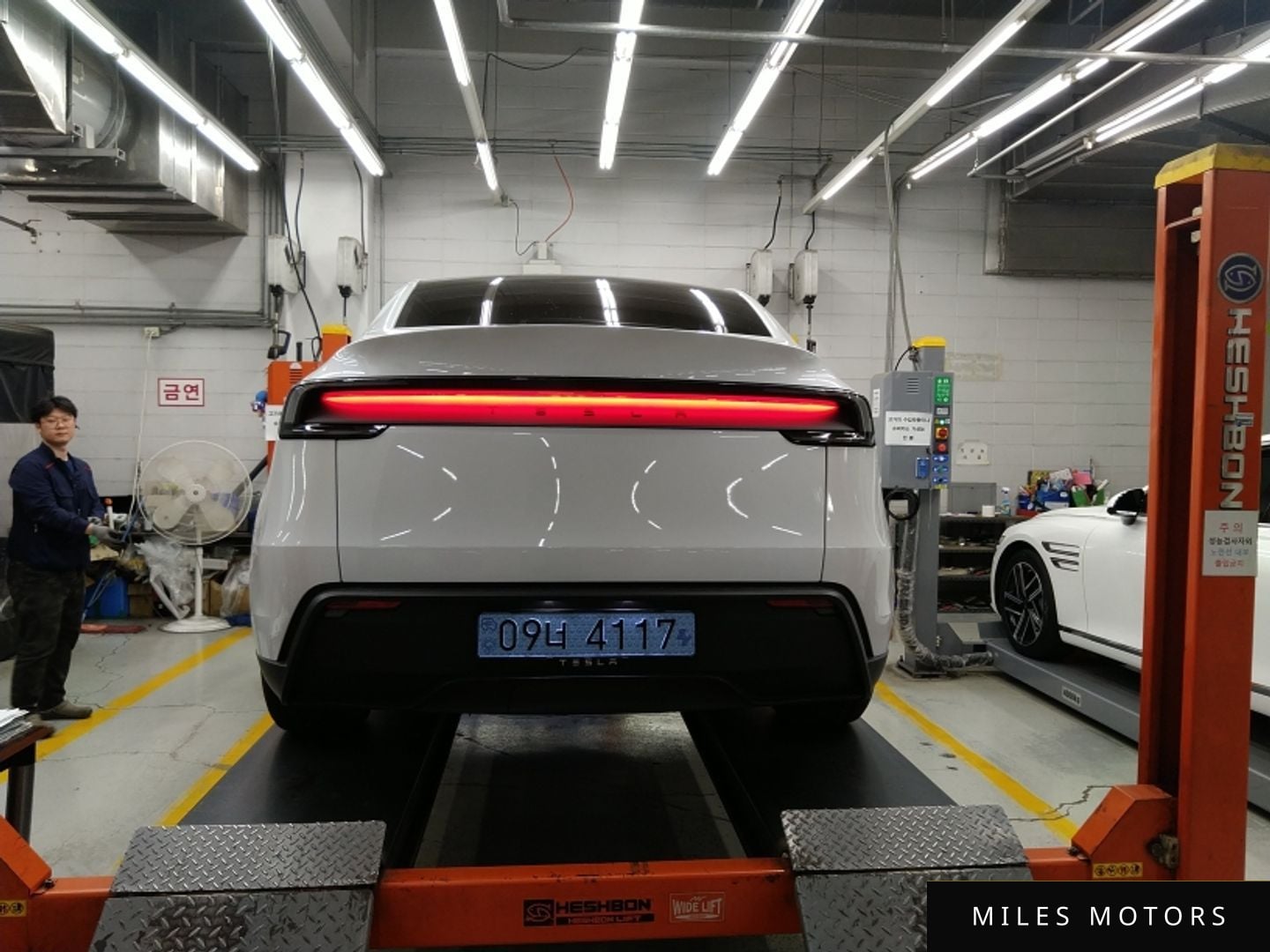 Tesla 모델 Y 2025 — миниатюра 4
