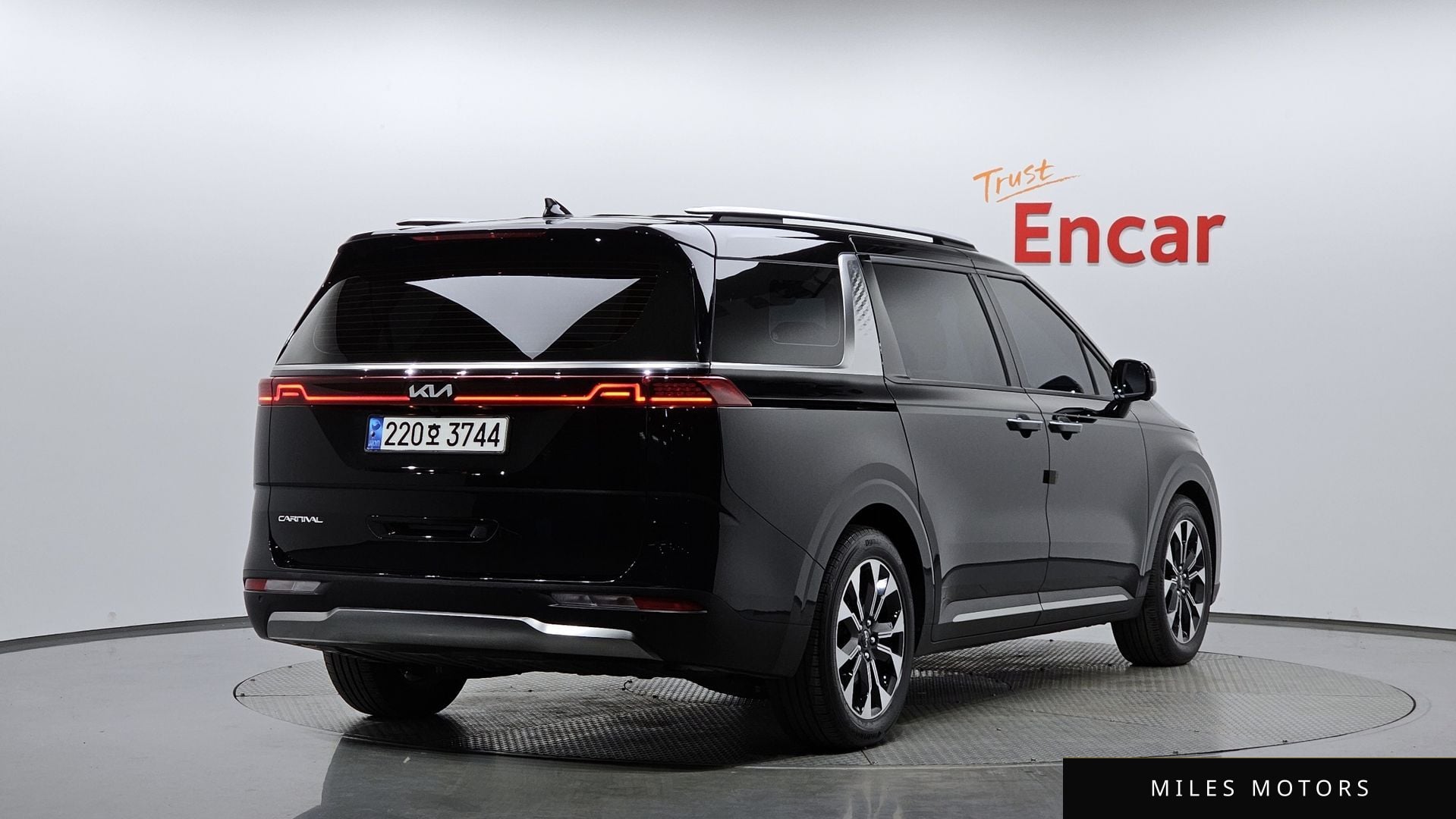 Kia Carnival 2023 — фото 1 из 12