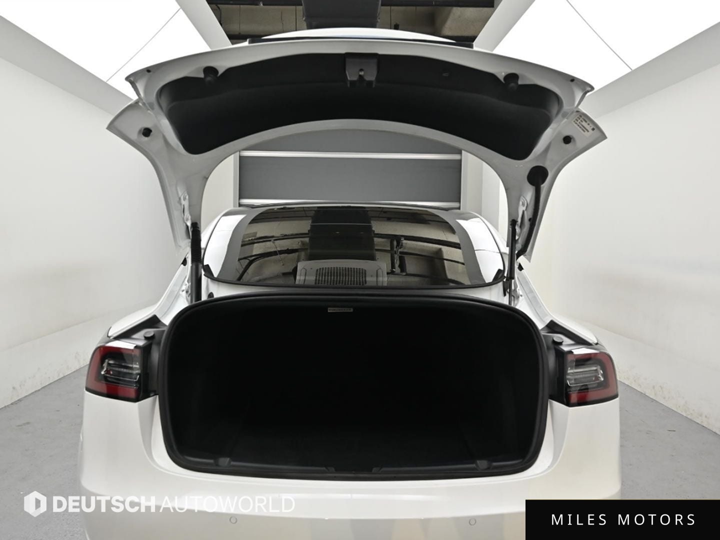 Tesla Model 3 2022 — миниатюра 18