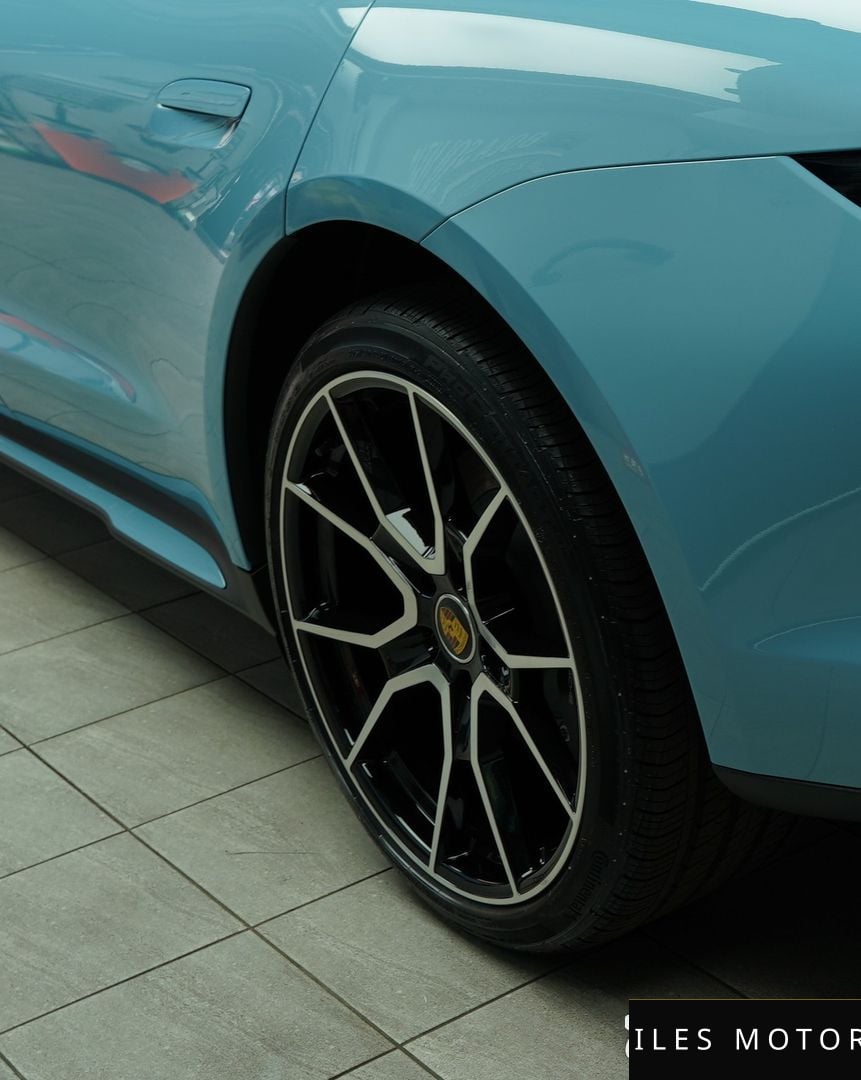 Porsche Taycan 2023 — миниатюра 5