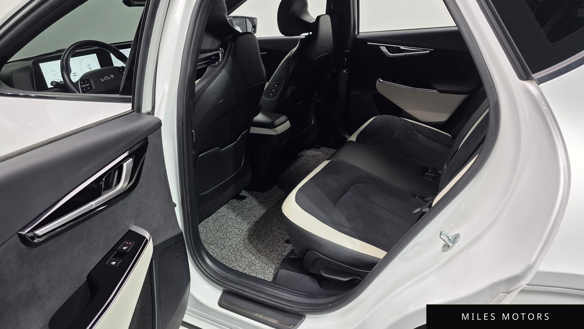 Kia EV6 2023 — миниатюра 17
