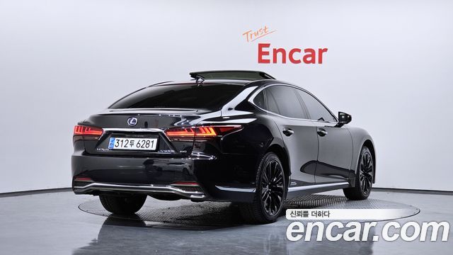 Лексус LS500h 2021 — миниатюра 2
