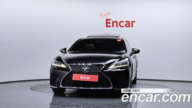 Лексус LS500h 2021 — миниатюра 3