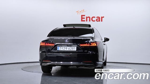 Лексус LS500h 2021 — миниатюра 4