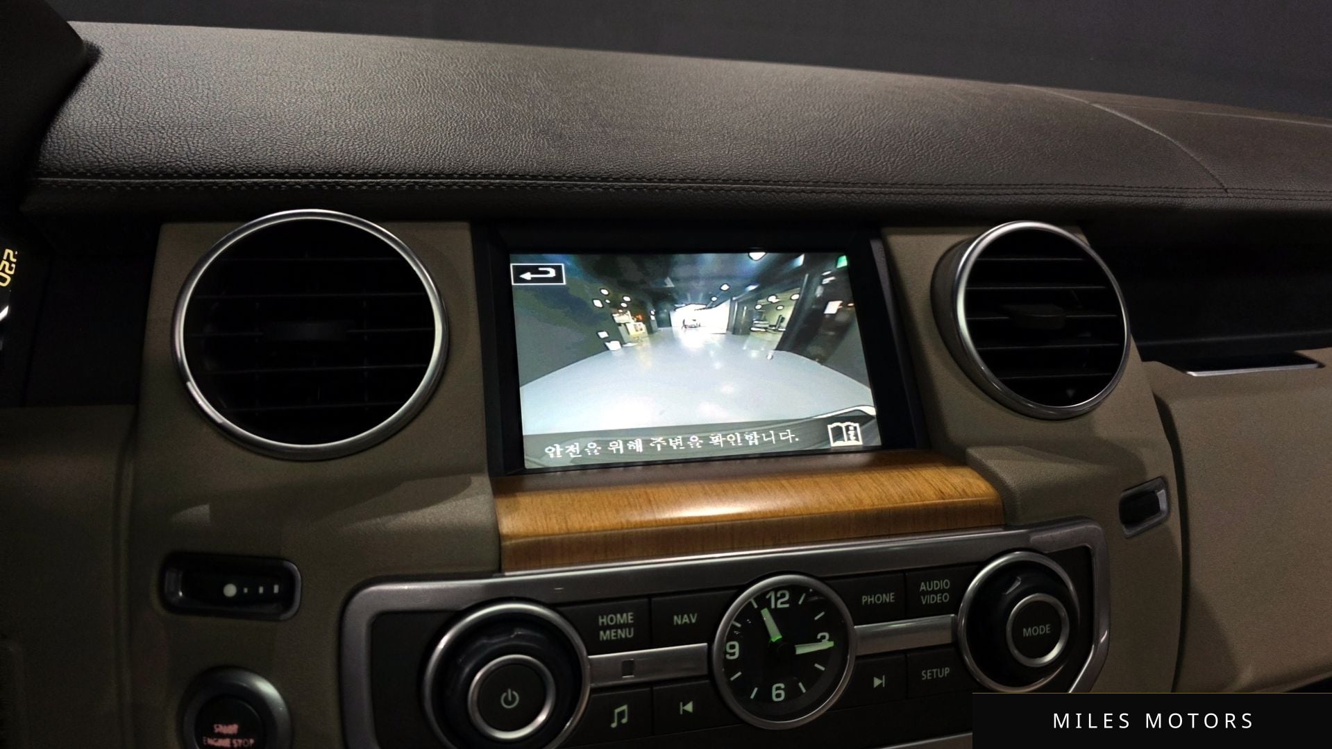 Land Rover Discovery 2015 — миниатюра 15