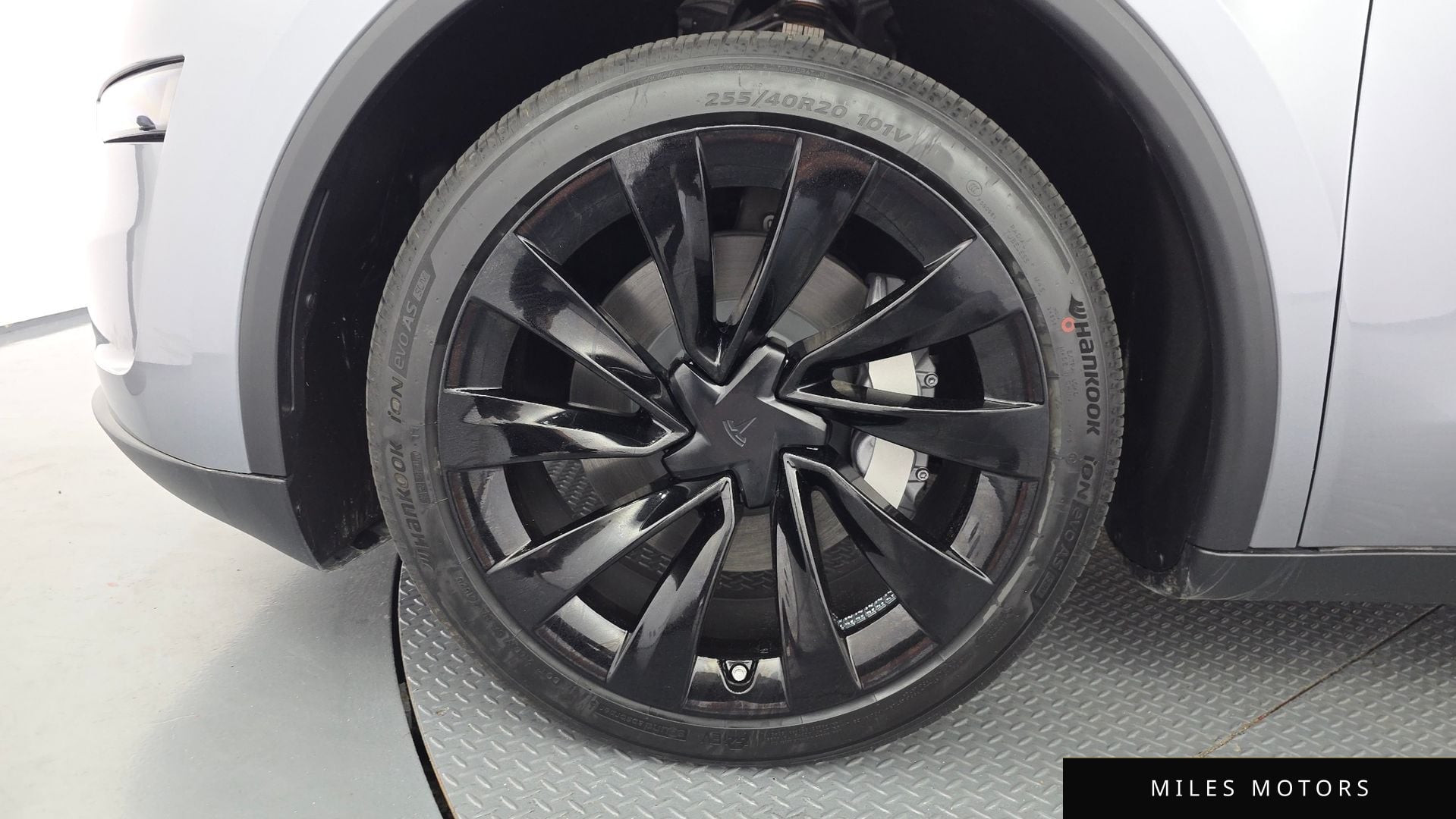 Tesla Model Y 2025 — миниатюра 5