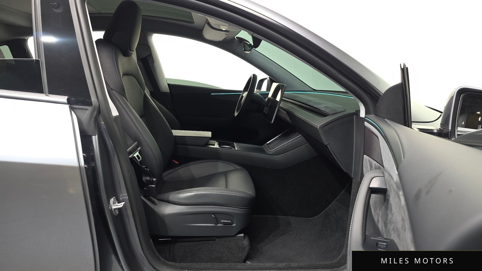 Tesla Model Y 2025 — миниатюра 17