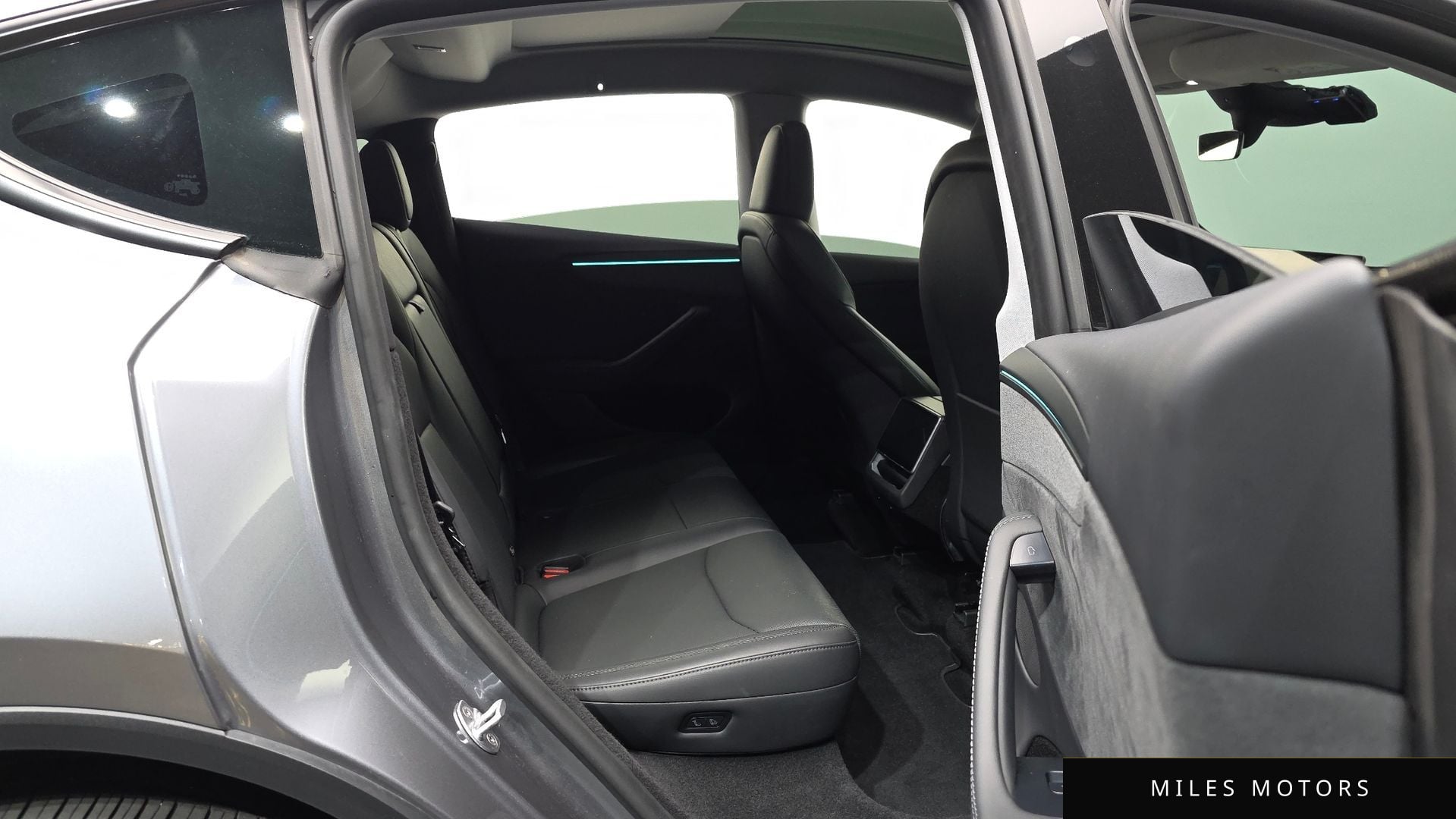 Tesla Model Y 2025 — миниатюра 18