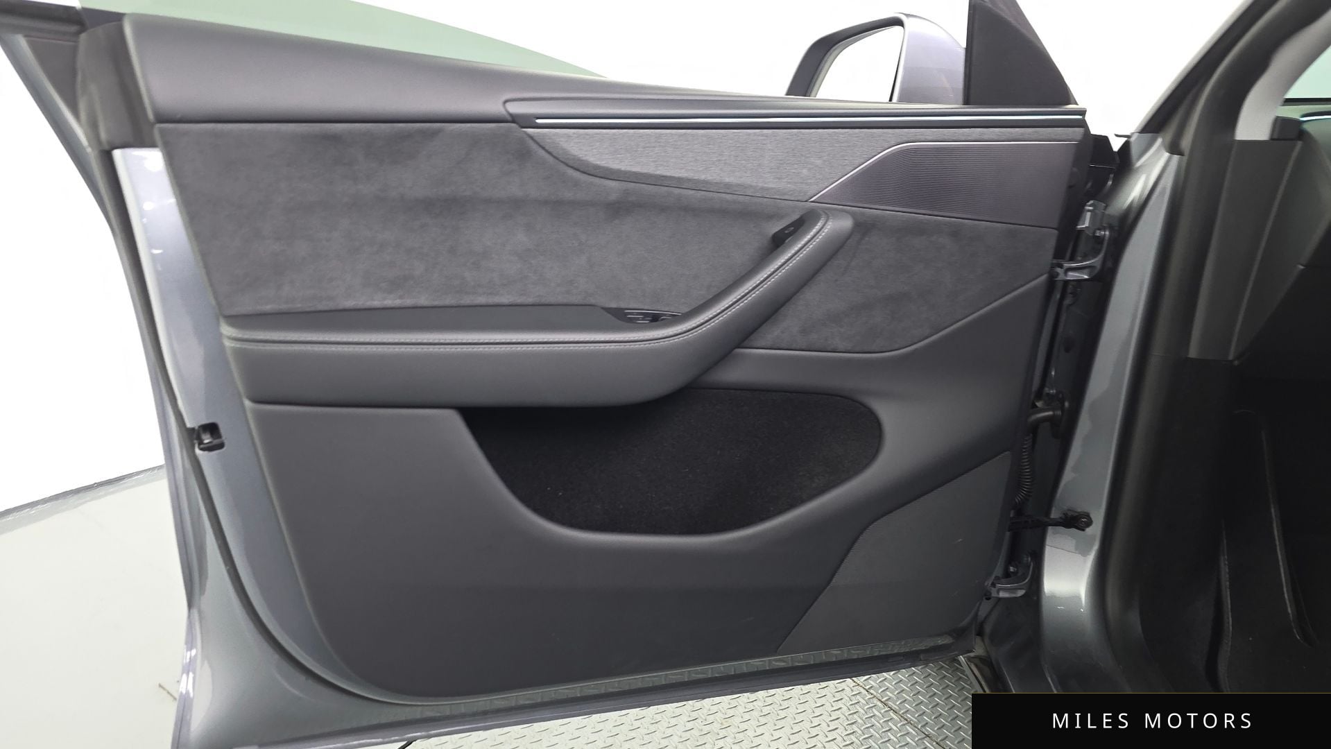 Tesla Model Y 2025 — миниатюра 14