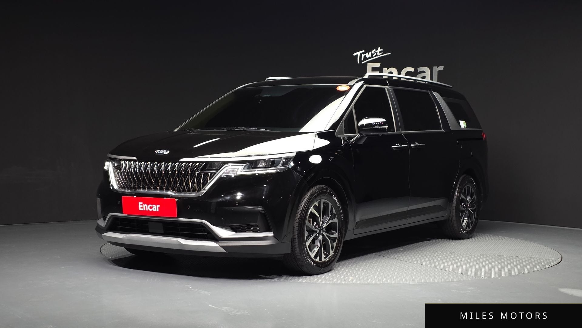 Kia Carnival 2021 — фото 1 из 12