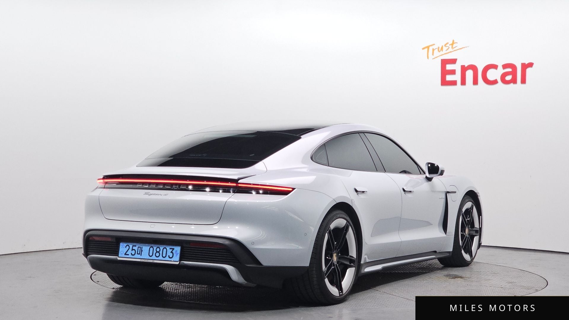 Porsche Taycan 2025 — миниатюра 2