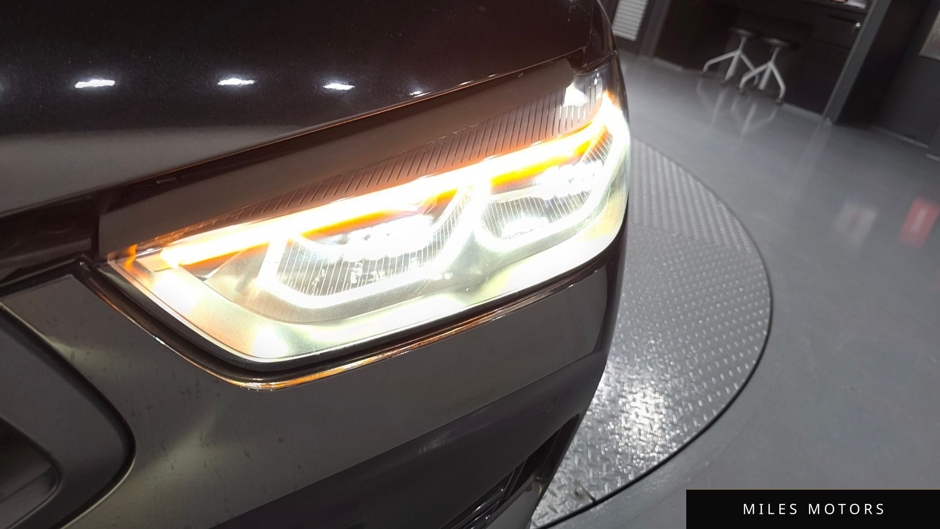 BMW 8시리즈 (G15) 2023 — миниатюра 8