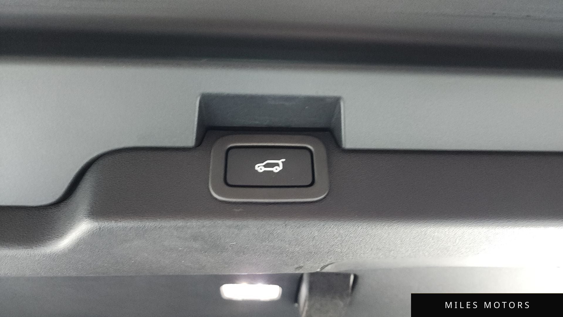 Land Rover Discovery 2018 — миниатюра 18