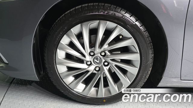 Лексус ES300h 2019 — миниатюра 5