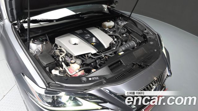 Лексус ES300h 2019 — миниатюра 6