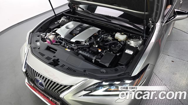 Лексус ES300h 2021 — миниатюра 6