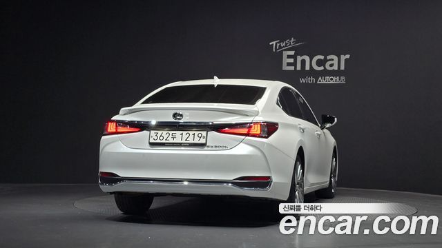 Лексус ES300h 2023 — миниатюра 4