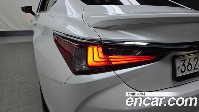 Лексус ES300h 2023 — миниатюра 9