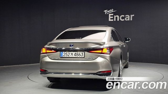 Лексус ES300h 2021 — миниатюра 4