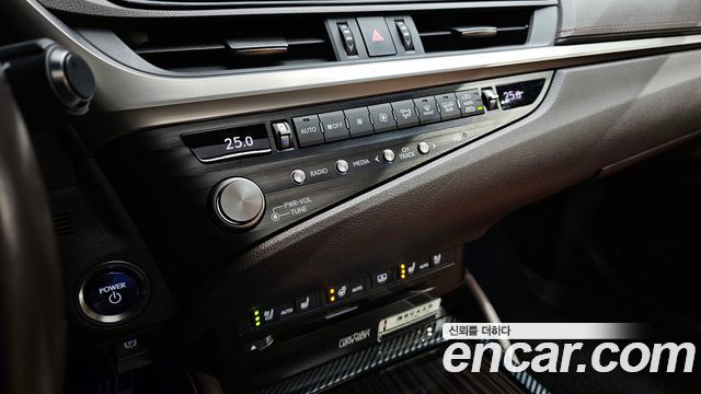 Лексус ES300h 2021 — миниатюра 30