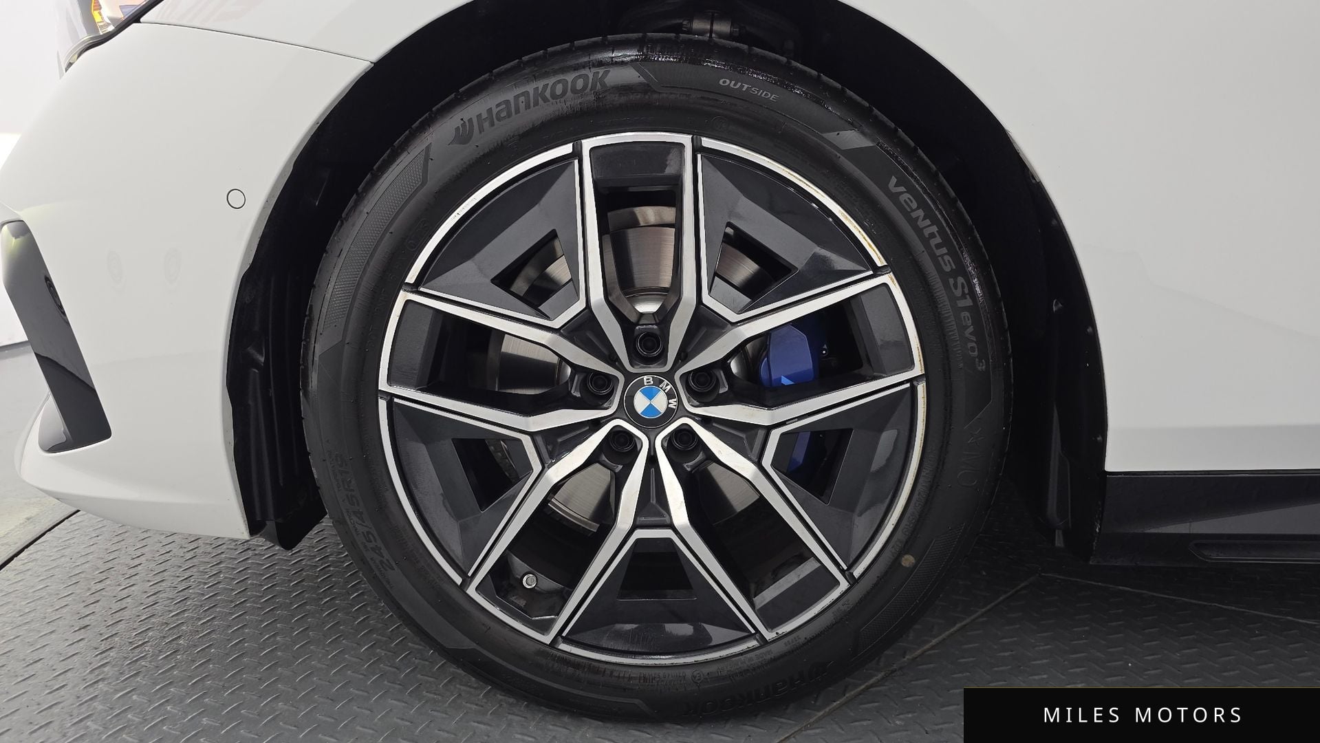 BMW 5 Series (G60) 2025 — миниатюра 5