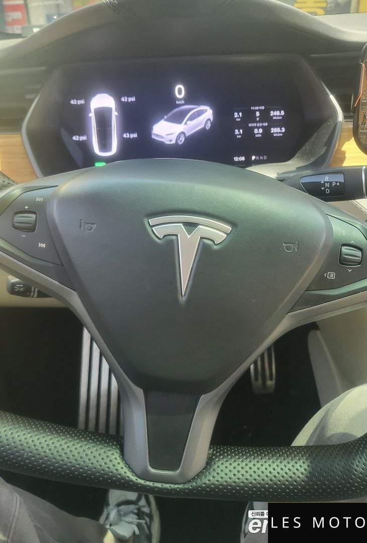 Tesla Model X 2019 — миниатюра 6