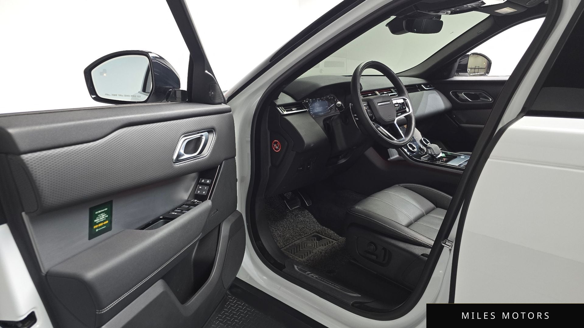 Land Rover Range Rover Velar 2023 — миниатюра 12