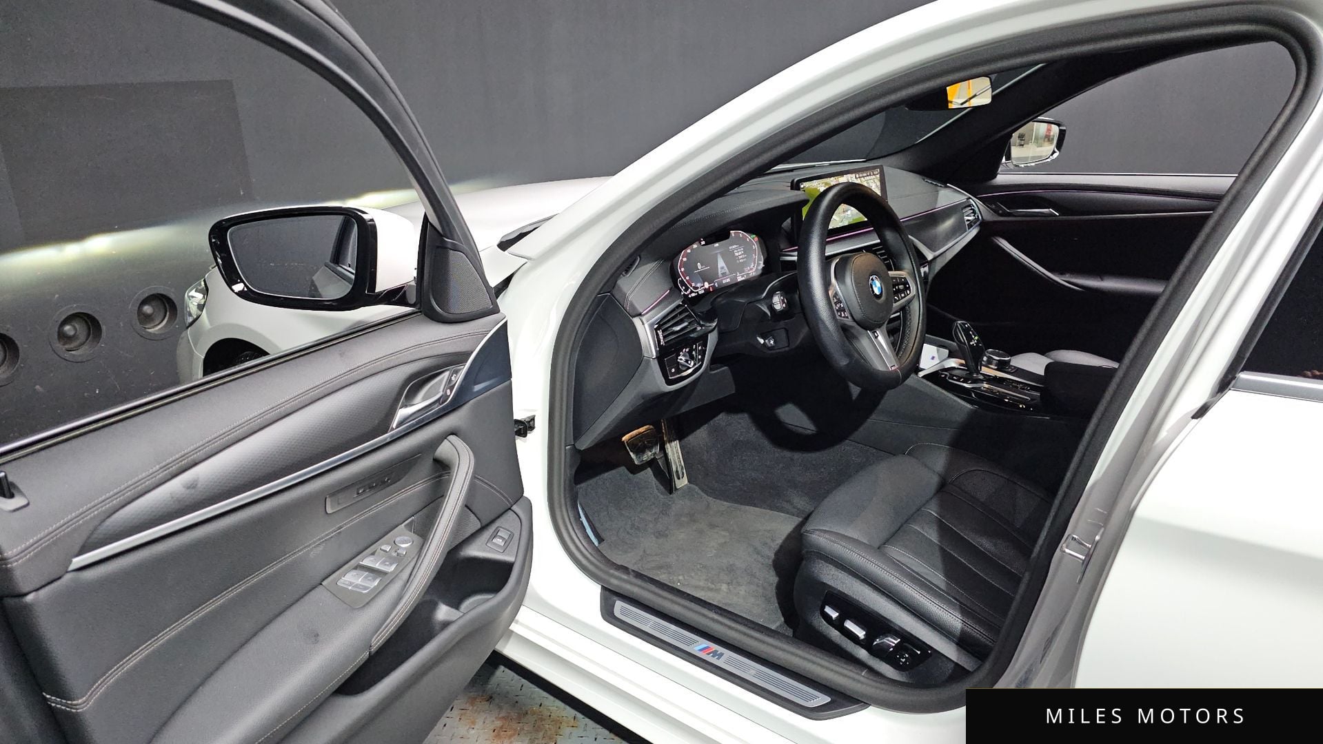 BMW 5 Series (G30) 2023 — миниатюра 13