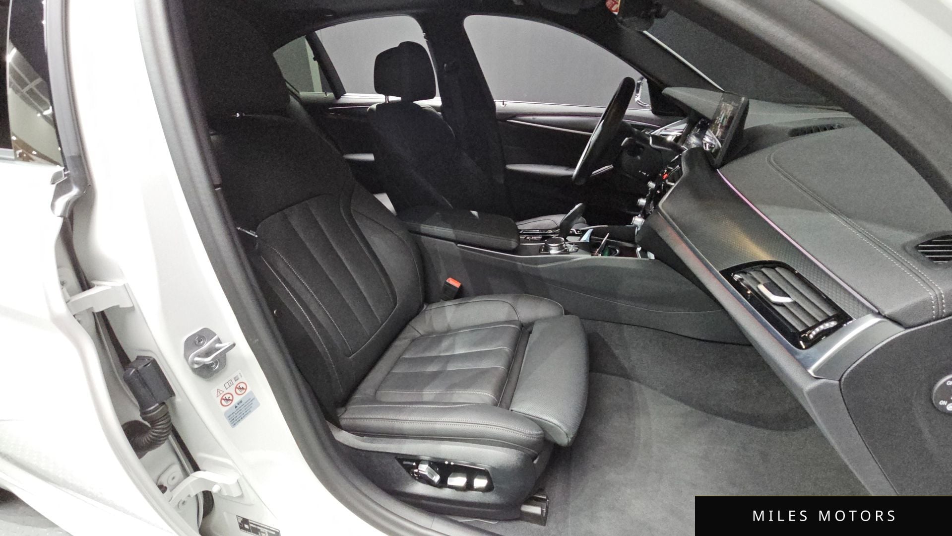 BMW 5 Series (G30) 2023 — миниатюра 16