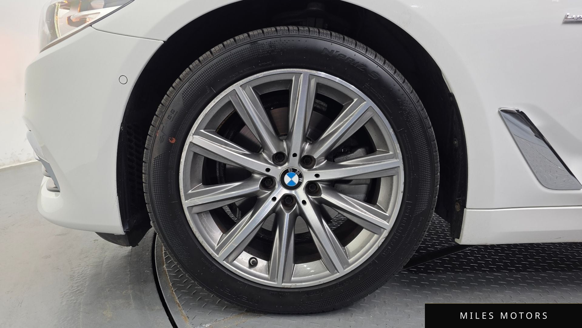 BMW 5 Series (G30) 2018 — миниатюра 5